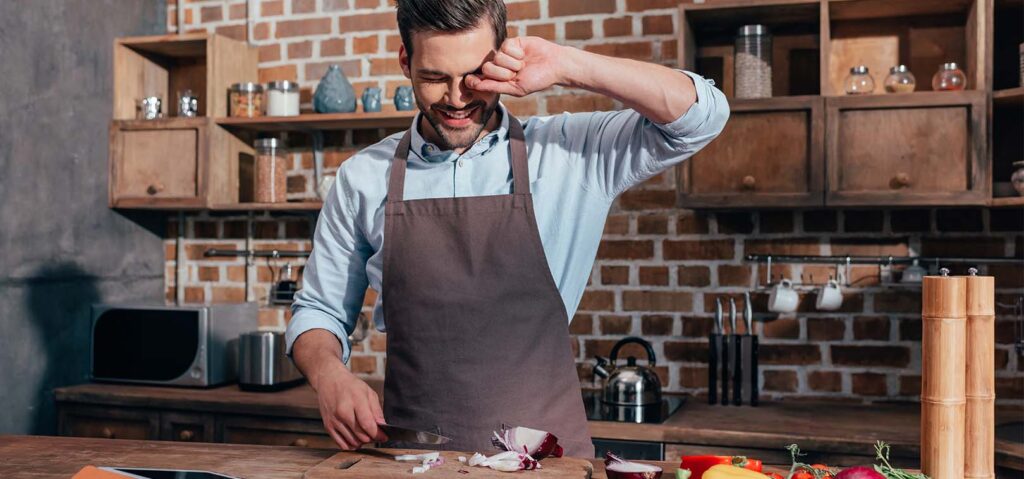 Почему мы плачем, когда режем лук?